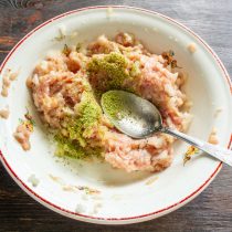 Насыпаем чайную ложку сушеного укропа, по щепотке красного и черного перца Насыпаем чайную ложку сушеного укропа, по щепотке красного и черного перца