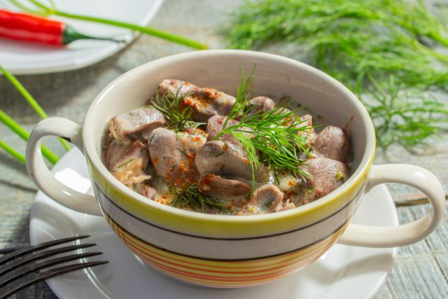 Куриные сердечки в сметанном соусе с укропом и чесноком