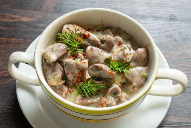 Куриные сердечки в сметанном соусе с укропом и чесноком выкладываем в миску
