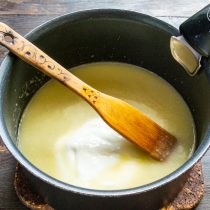 Растираем смесь муки и масла лопаткой о дно кастрюли