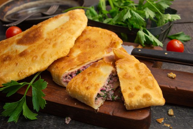 Пирожки с мясом жареные на сковороде Пирожки с мясом жареные на сковороде