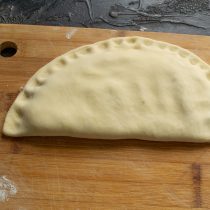 Заворачиваем край теста на мясную начинку Заворачиваем край теста на мясную начинку