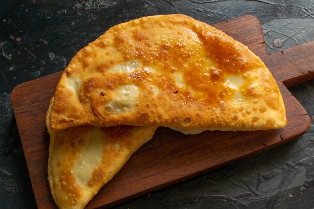 Готовые пирожки с мясом сначала выкладываем на бумажные салфетки Готовые пирожки с мясом сначала выкладываем на бумажные салфетки