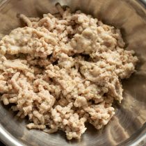 Вареное мясо пропускаем через мясорубку Вареное мясо пропускаем через мясорубку