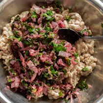 Добавляем обжаренные овощи к мясному фаршу Добавляем обжаренные овощи к мясному фаршу