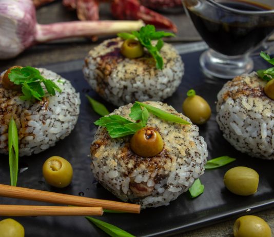 Рисовые шарики с начинкой и соусом терияки
