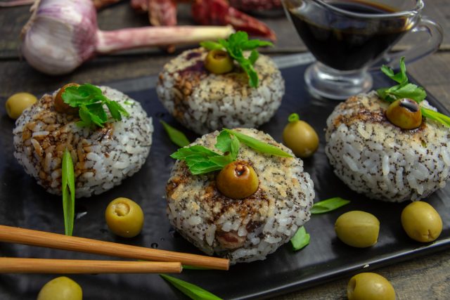 Рисовые шарики с начинкой и соусом терияки