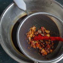 Сливаем соус из сотейника сквозь сито