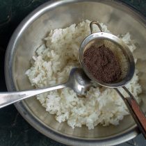 К рису добавляем промытый мак, соль по вкусу