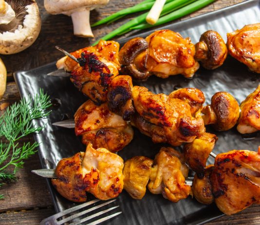 Шашлычки из курицы с шампиньонами в духовке