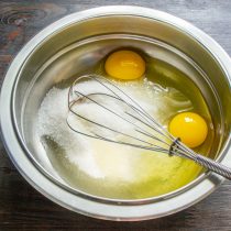 Насыпаем в миску сахарный песок, разбиваем куриные яйца Насыпаем в миску сахарный песок, разбиваем куриные яйца