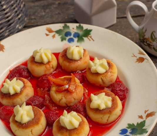 Сырники из рикотты с клубничным соусом