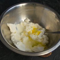 Разбиваем в миску куриное яйцо Разбиваем в миску куриное яйцо