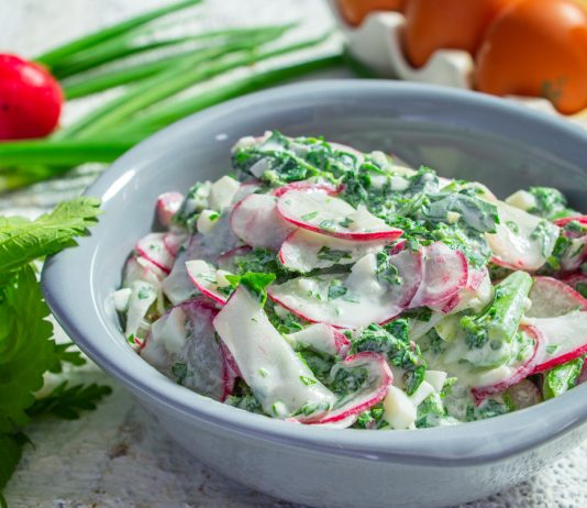 Весенний салат из красного редиса с крапивой