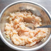 Куриное филе, нарезанный лук и дольку чеснока пропускаем через мясорубку Куриное филе, нарезанный лук и дольку чеснока пропускаем через мясорубку
