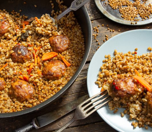 Гречка с тефтелями в духовке