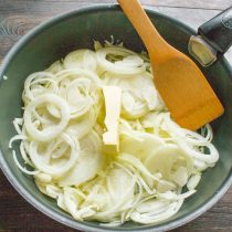 Нарезаем луковицы мелкими кольцами или кубиками