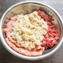 Смешиваем охлажденный свиной и говяжий фарш