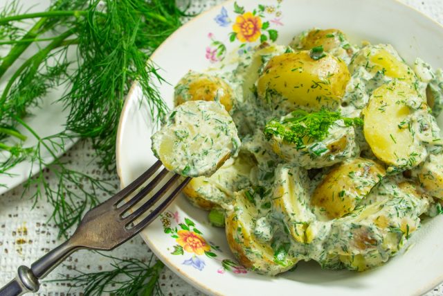 Картофельный салат со сметаной и укропом Картофельный салат со сметаной и укропом