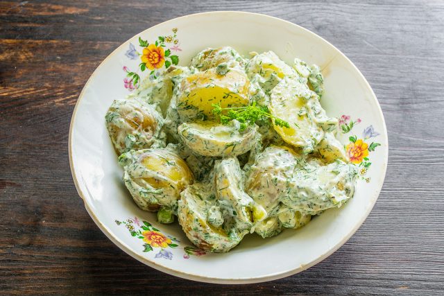 Картофельный салат со сметаной и укропом подаем на стол с вкусным ржаным хлебом и свежим хрустящим огурцом Картофельный салат со сметаной и укропом подаем на стол с вкусным ржаным хлебом и свежим хрустящим огурцом