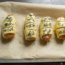 Посыпаем котлеты черным кунжутом Посыпаем котлеты черным кунжутом