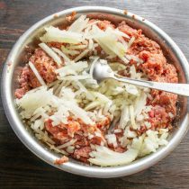 Мелко режем репчатый лук Мелко режем репчатый лук