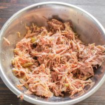 Срезаем мясо с костей, разбираем на волокна или нарезаем небольшими кусочками Срезаем мясо с костей, разбираем на волокна или нарезаем небольшими кусочками
