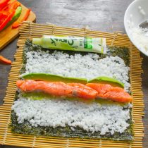 Рядом с рыбой кладем ломтики авокадо