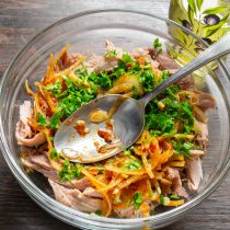 Наливаем вкусное оливковое масло первого холодного отжима Наливаем вкусное оливковое масло первого холодного отжима