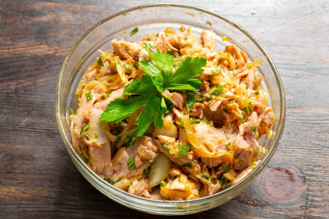 Салат из индейки с маринованным луком вкусно съесть с ржаным хлебом Салат из индейки с маринованным луком вкусно съесть с ржаным хлебом