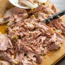 Снимаем с голеней кожу, отделяем мясо от костей Снимаем с голеней кожу, отделяем мясо от костей