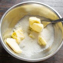 Смешиваем масло с сахаром Смешиваем масло с сахаром
