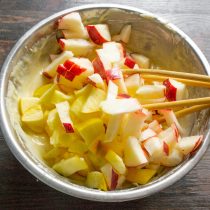 Яблоки нарезаем мелкими кубиками Яблоки нарезаем мелкими кубиками