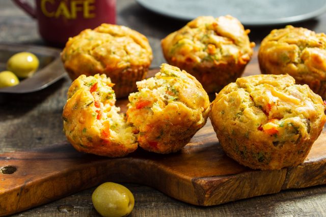 Закусочные маффины с оливками и рисовой мукой