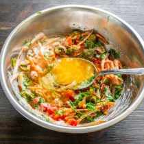 Разбиваем куриное яйцо