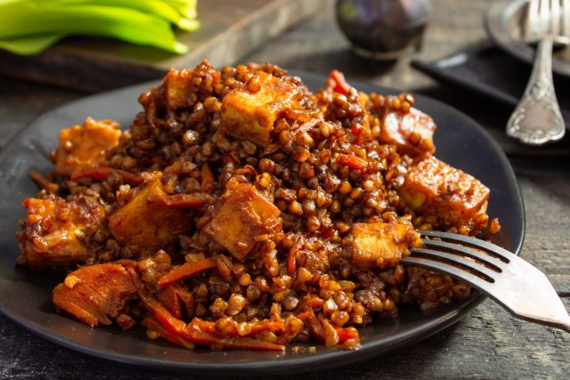 Жареный тофу с овощами и гречкой Жареный тофу с овощами и гречкой