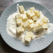 Обваливаем кусочки тофу в муке со всех сторон Обваливаем кусочки тофу в муке со всех сторон