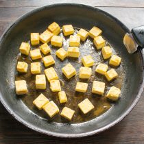 Переворачиваем кусочки тофу, обжариваем с другой стороны Переворачиваем кусочки тофу, обжариваем с другой стороны