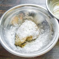 Тонкий слой крахмала поможет кляру лучше прилипнуть к мясу