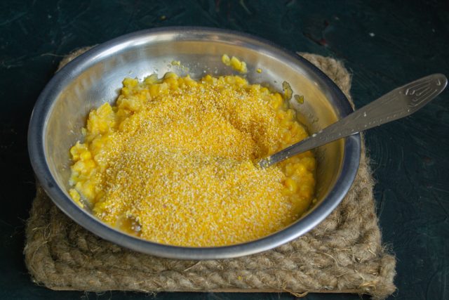 Насыпаем кукурузную муку и крупу.