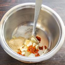 Насыпаем крупную морскую соль и имбирный порошок Насыпаем крупную морскую соль и имбирный порошок
