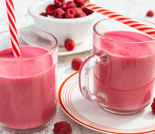 Освежающий смузи из кефира с малиной