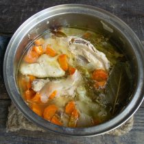 Варим куриный бульон с овощами на маленьком огне примерно 1 час.