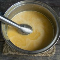 Бульон с морковкой и луком измельчаем блендером