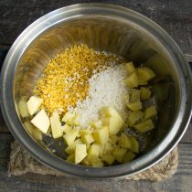 Кладём нарезанный картофель в кастрюлю насыпаем промытый круглый рис и булгур