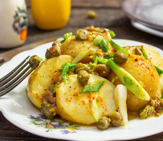 Салат из молодого картофеля с анчоусами и каперсами