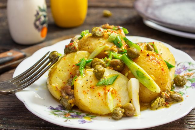 Салат из молодого картофеля с анчоусами и каперсами Салат из молодого картофеля с анчоусами и каперсами