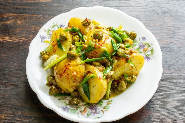Выкладываем салат из молодого картофеля с анчоусами и каперсами на тарелку горкой. Выкладываем салат из молодого картофеля с анчоусами и каперсами на тарелку горкой.