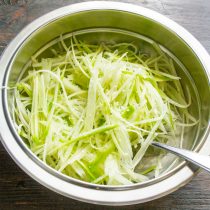 Посыпаем крупной морской солью по вкусу. Посыпаем крупной морской солью по вкусу.