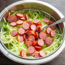 Копченую колбасу нарезаем тонкими кружочками. Копченую колбасу нарезаем тонкими кружочками.